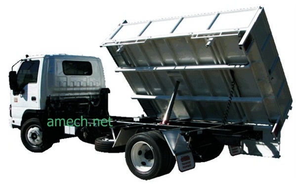 Xe tải với thùng được nâng lên một góc theo hướng vuông góc xe